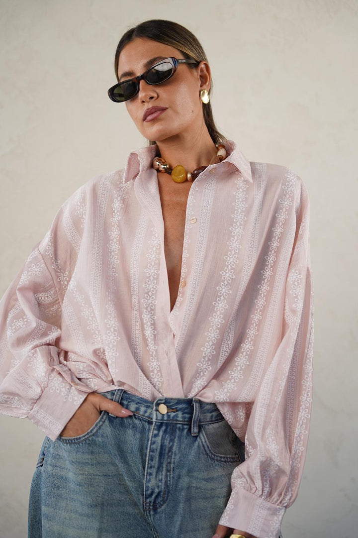 חולצה מכופתרת אוברסייז עם רקמה - דגם אלין בצבעים לבן, ורוד, קרם וירוק