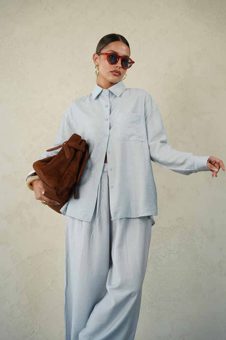 חליפת פסים נשפכת לנשים - דגם סקאי בצבעים לבן, קרם ותכלת