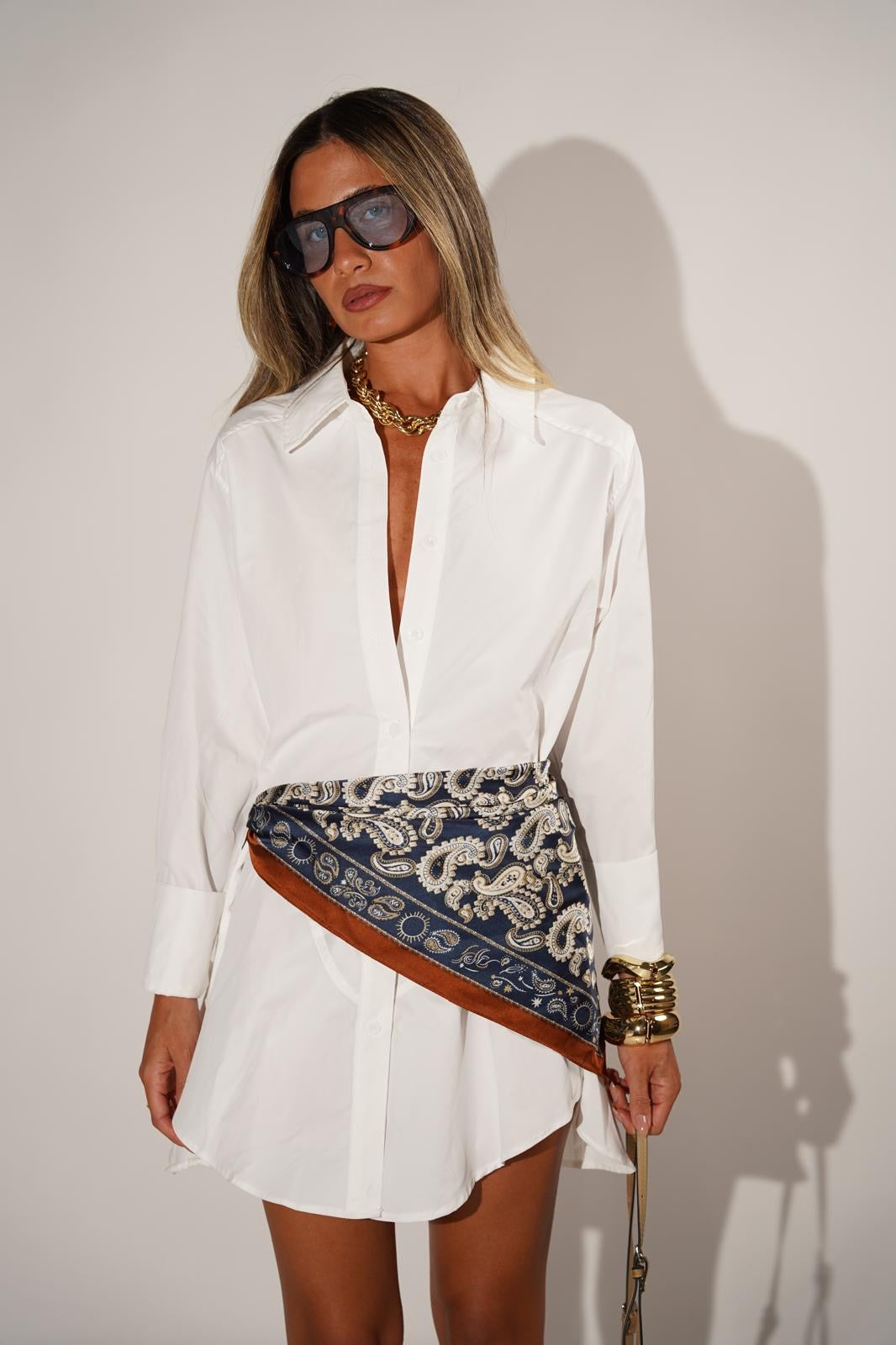 שמלה מכופתרת עם צווארון גדול - דגם לופז בצבע לבן