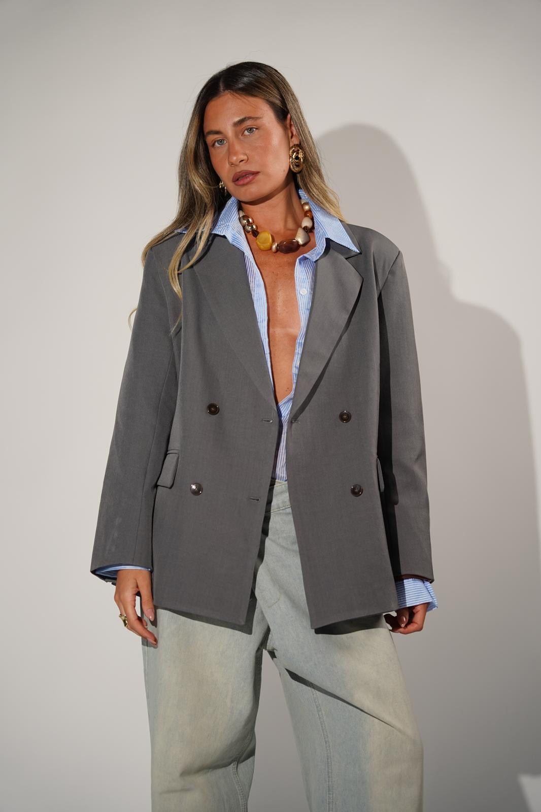 ג׳קט מחויט אוברסייז לנשים - דגם מדלן בצבעים שחור, אפור ואפור בהיר