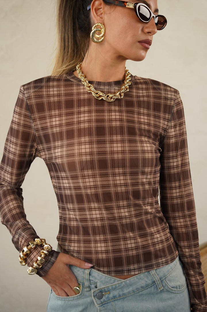 חולצה דקה שקפקפה לנשים - דגם מון בצבעים חום משבצות ולבן ריבועים