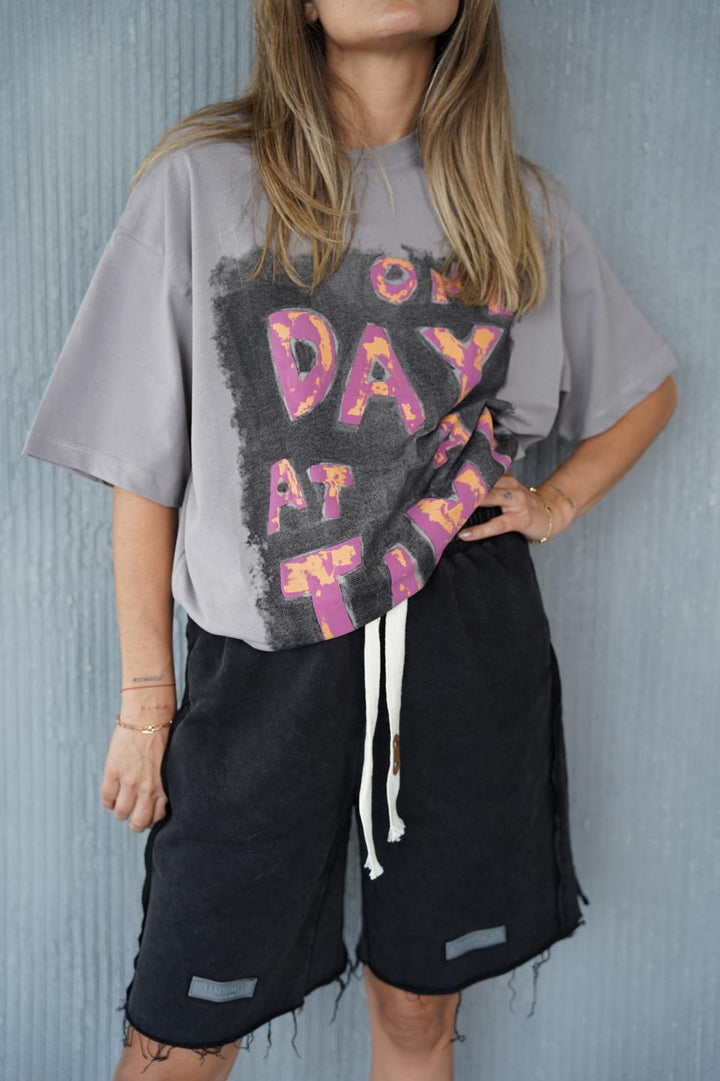 חולצה DAY – טישרט טי לבנה עם הדפס טקסט מודרני ושרוולים קצרים