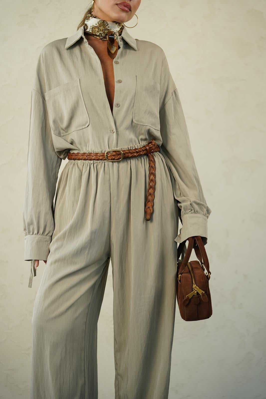 חליפת אוברסייז נשפכת לנשים - דגם נסטי בצבעים שחור, תכלת ובז׳