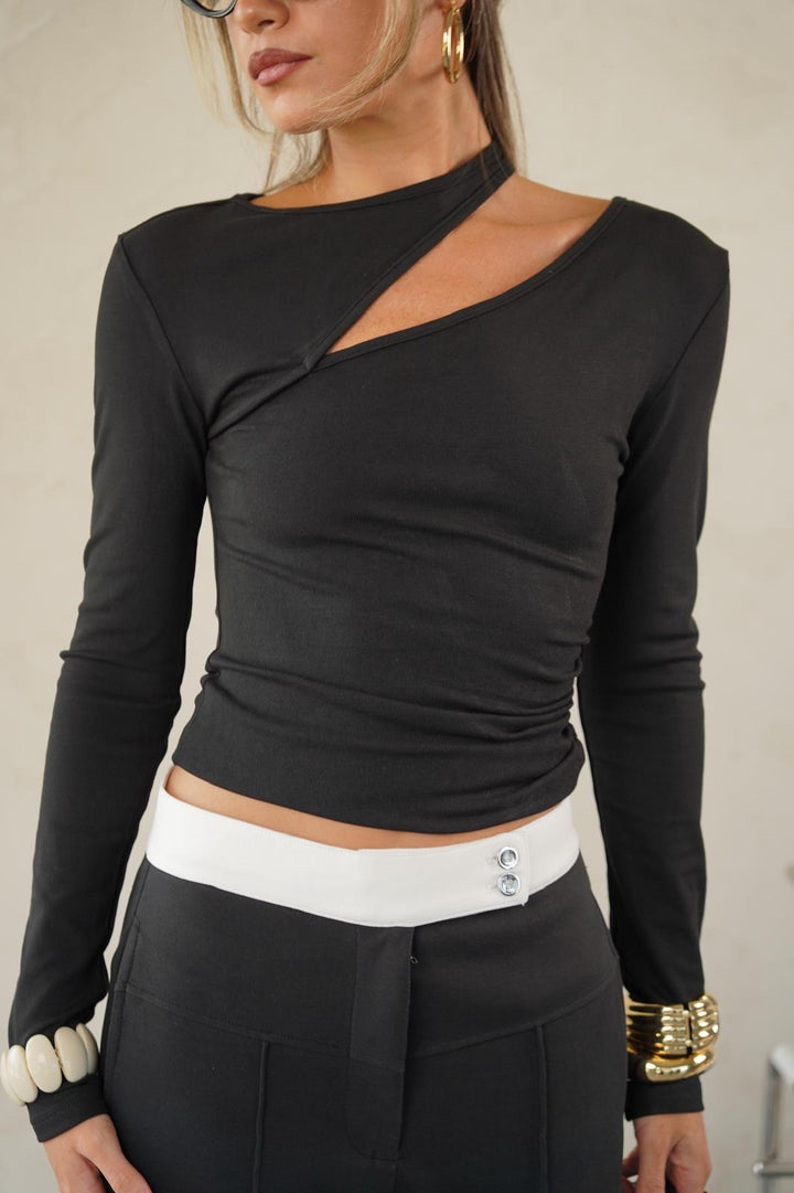 חולצה עם חיתוכים קדמיים לנשים - דגם פופי בצבעים שחור ולבן