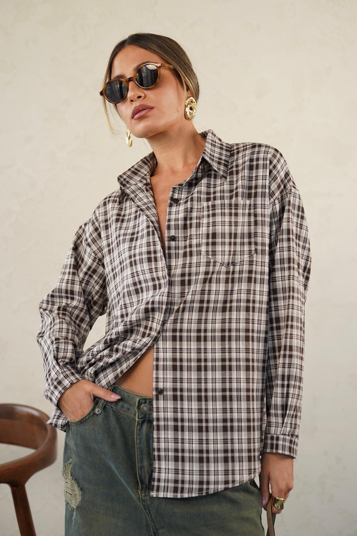 חולצת משבצות מכופתרת לנשים - דגם פיטר בצבעים כחול, חום ובז׳