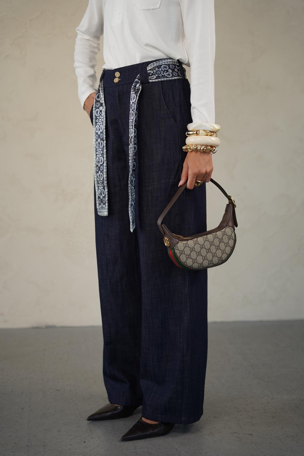 מכנס בגזרת ספורט אלגנט ישרה לנשים - דגם קוני בצבעים ג׳ינס כהה, חום ולבן