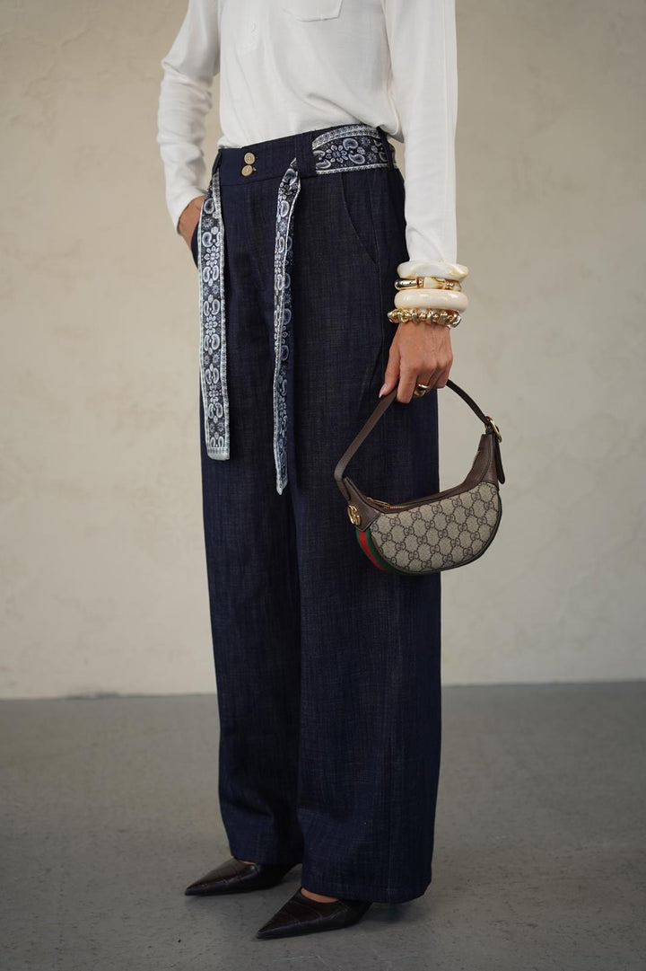 מכנס בגזרת ספורט אלגנט ישרה לנשים - דגם קוני בצבעים ג׳ינס כהה, חום ולבן