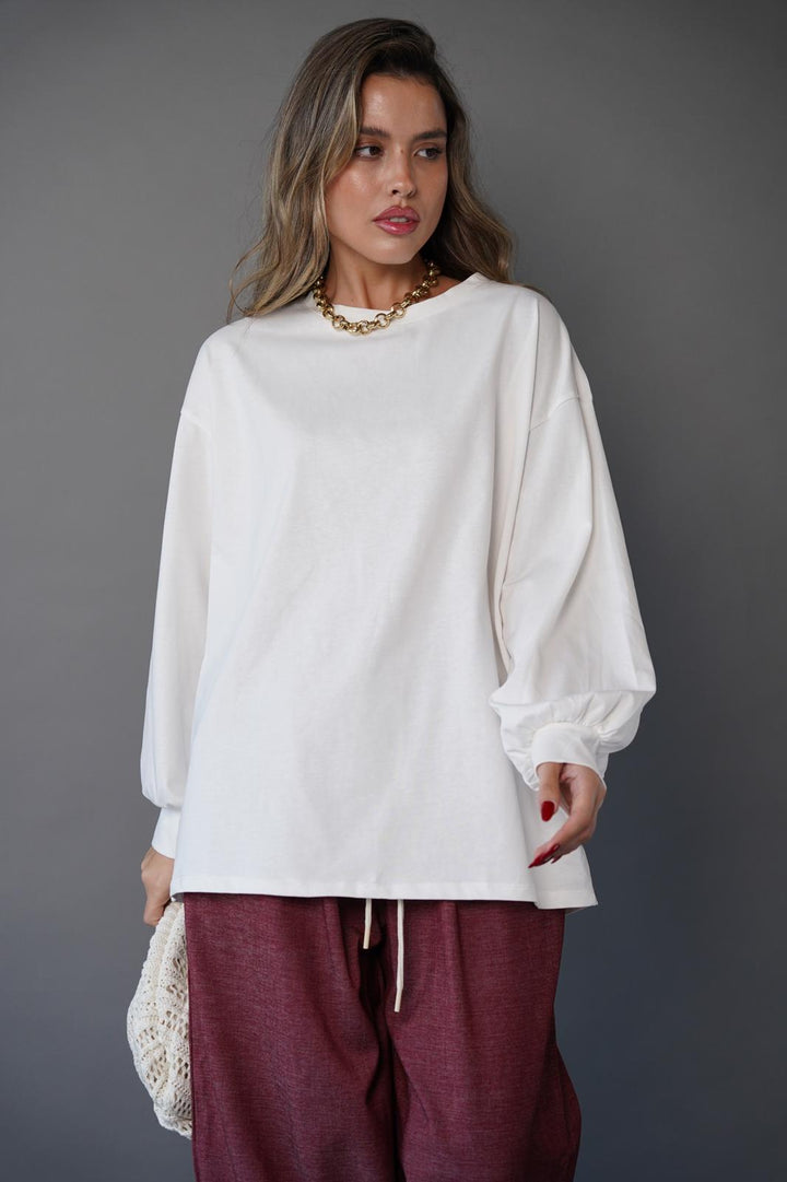 חולצה חלקה בגזרה ישרה לנשים - דגם מייסי בצבעים שחור, לבן וקפה