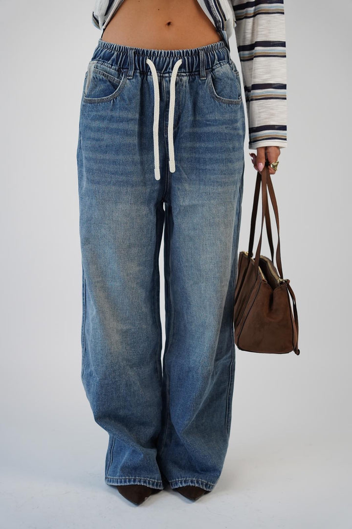 ג׳ינס אוברסייז עם גומי במותן לנשים - דגם דני בצבע כחול