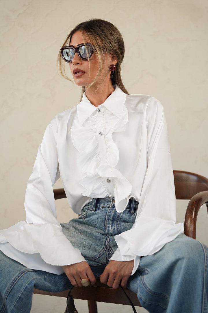 חולצה אלגנטית ומרשימה עם וולנים לנשים - דגם סלין בצבעים שחור ולבן