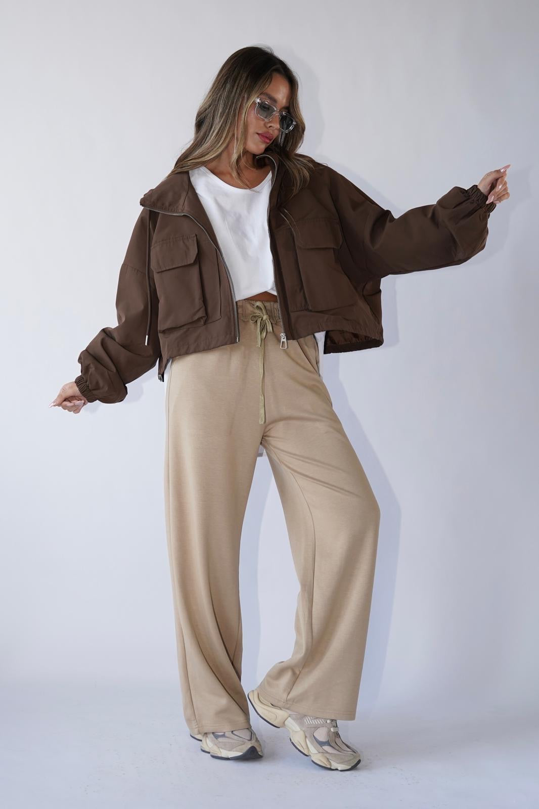 מכנס בגזרה ישרה מבד דק לנשים - דגם אמור בצבעים שחור וקפה