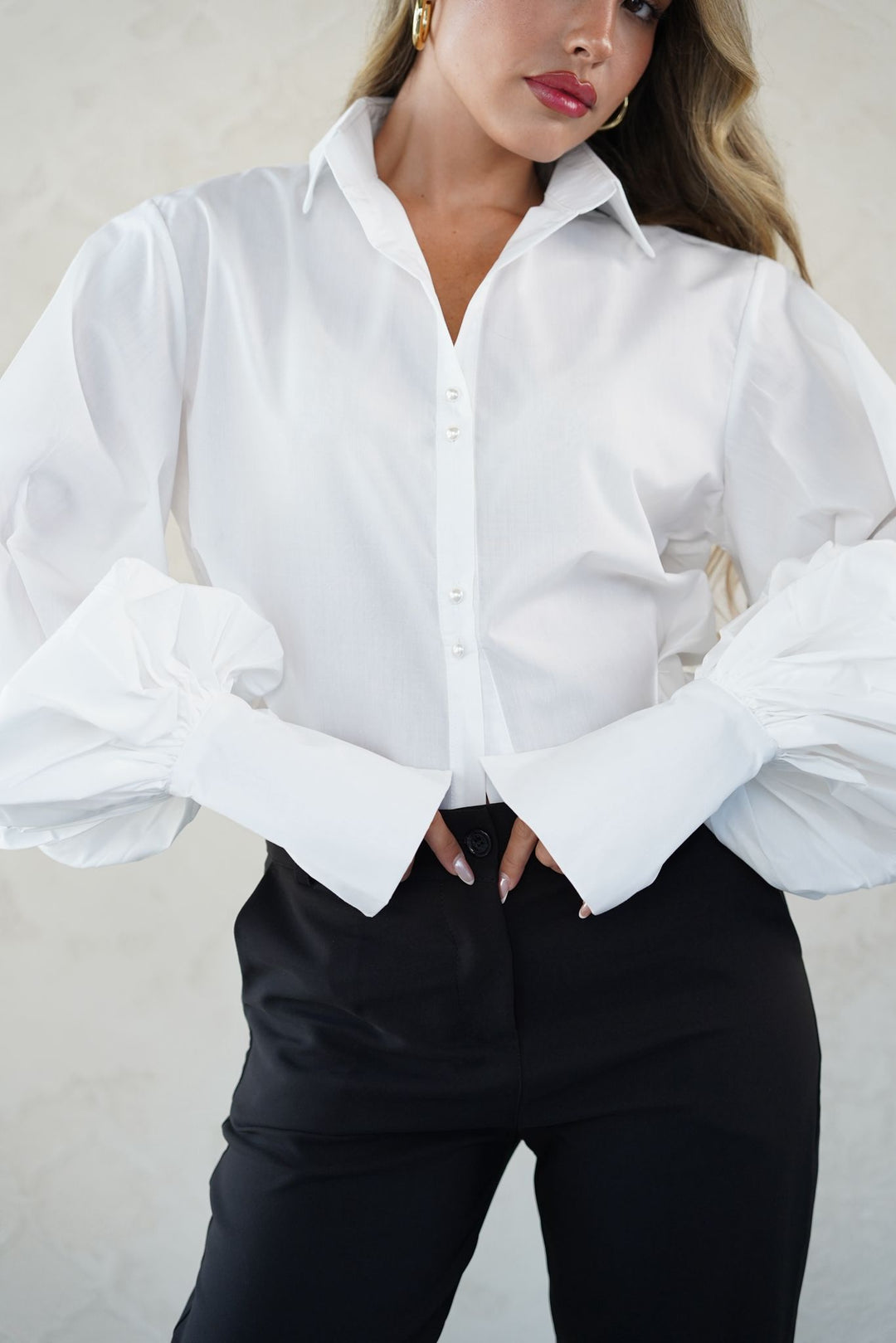 חולצה מכופתרת עם שרוולים תפוחים לנשים - דגם נמסיס בצבעים שחור ולבן