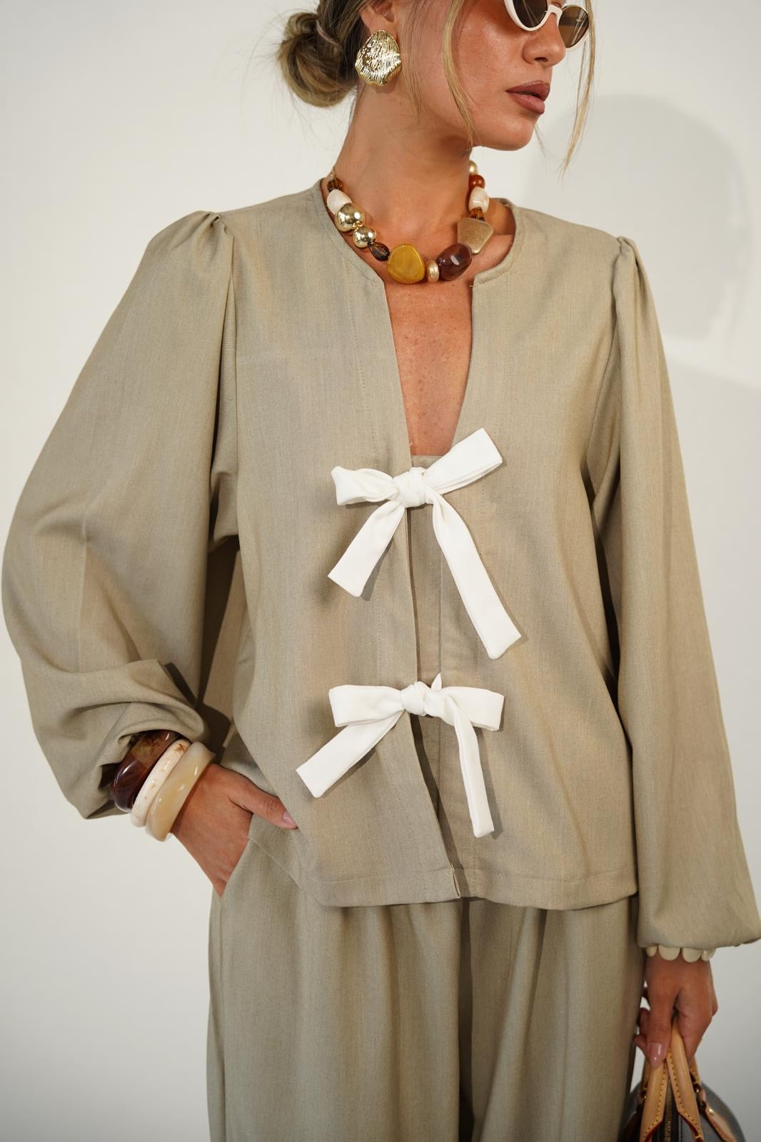 חליפה נשפכת לנשים - דגם מרלין בצבעים לבן, בז׳ וכחול ג׳ינס