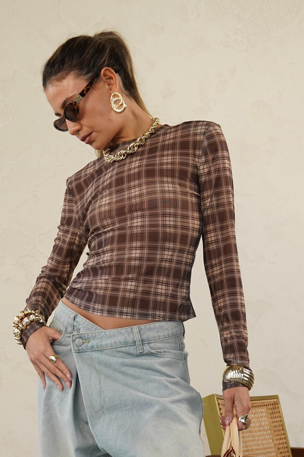 חולצה דקה שקפקפה לנשים - דגם מון בצבעים חום משבצות ולבן ריבועים