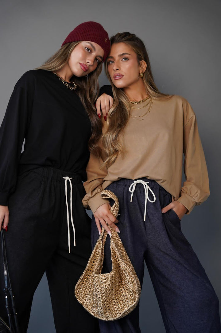 חולצה חלקה בגזרה ישרה לנשים - דגם מייסי בצבעים שחור, לבן וקפה