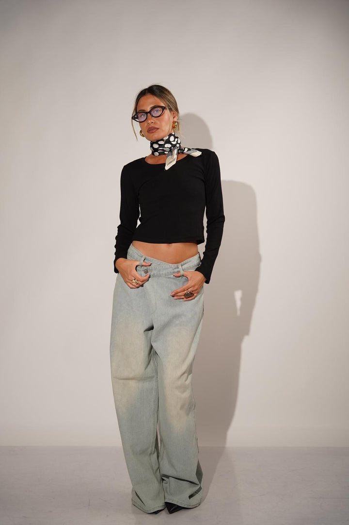 טישרט עם פתח בגב לנשים - דגם לין בצבעים בורדו, לבן ושחור