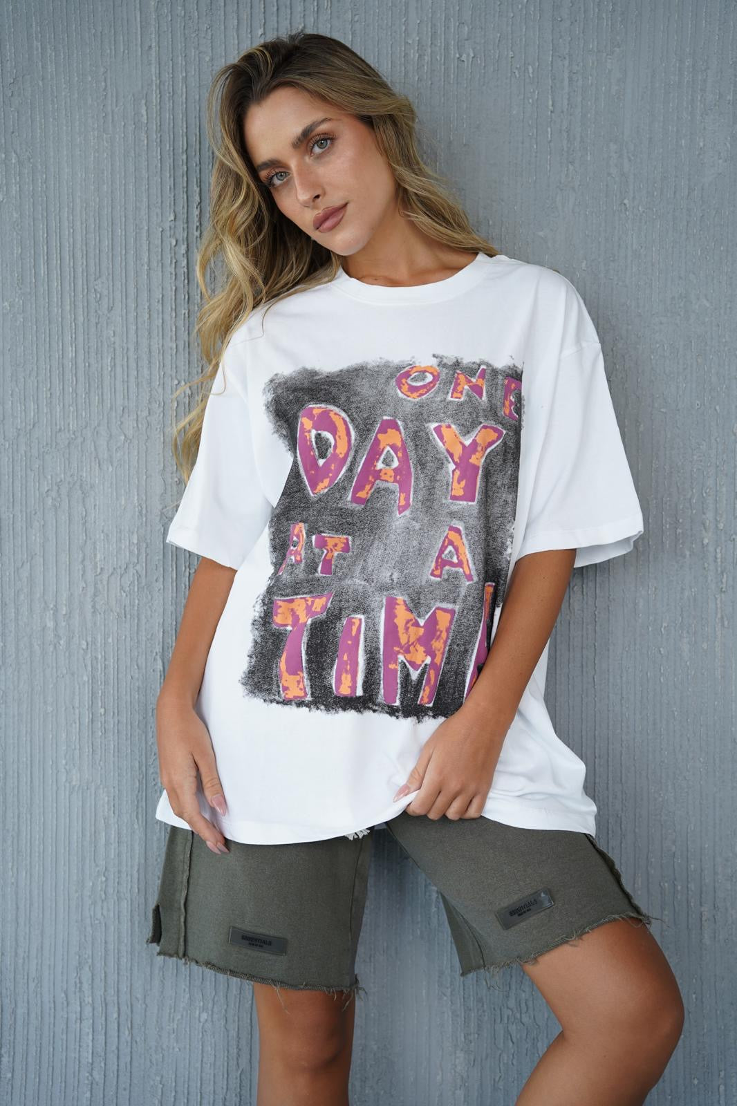 חולצה DAY – טישרט טי לבנה עם הדפס טקסט מודרני ושרוולים קצרים