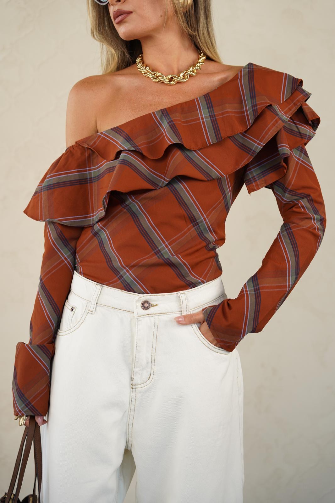 חולצת כתף אחת לנשים - דגם אן בצבעים חום משבצות וכתום משבצות