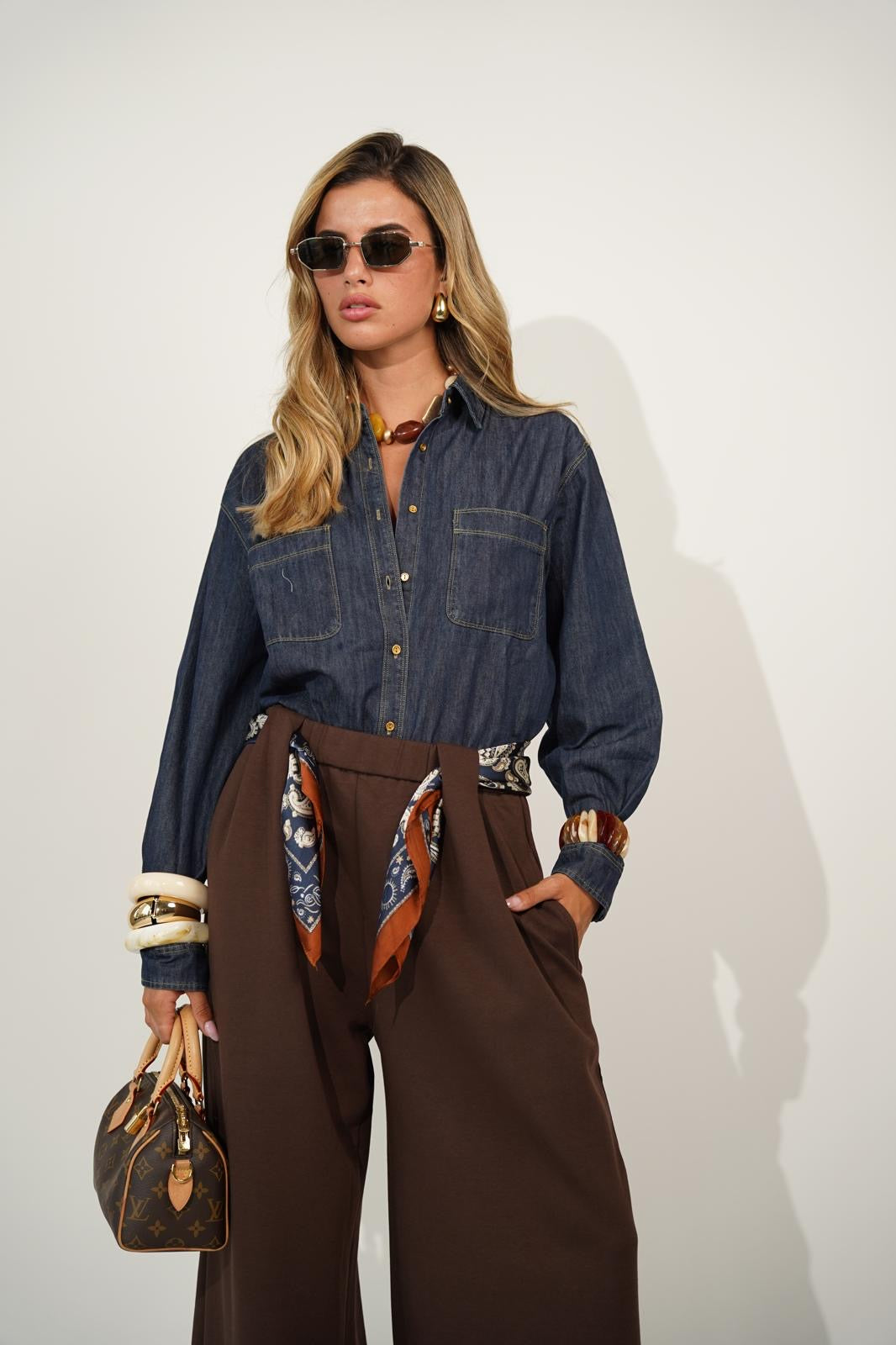 חולצת ג׳ינס מכופתרת לנשים - דגם מילה בצבעים ג׳ינס כהה וכחול ג׳ינס