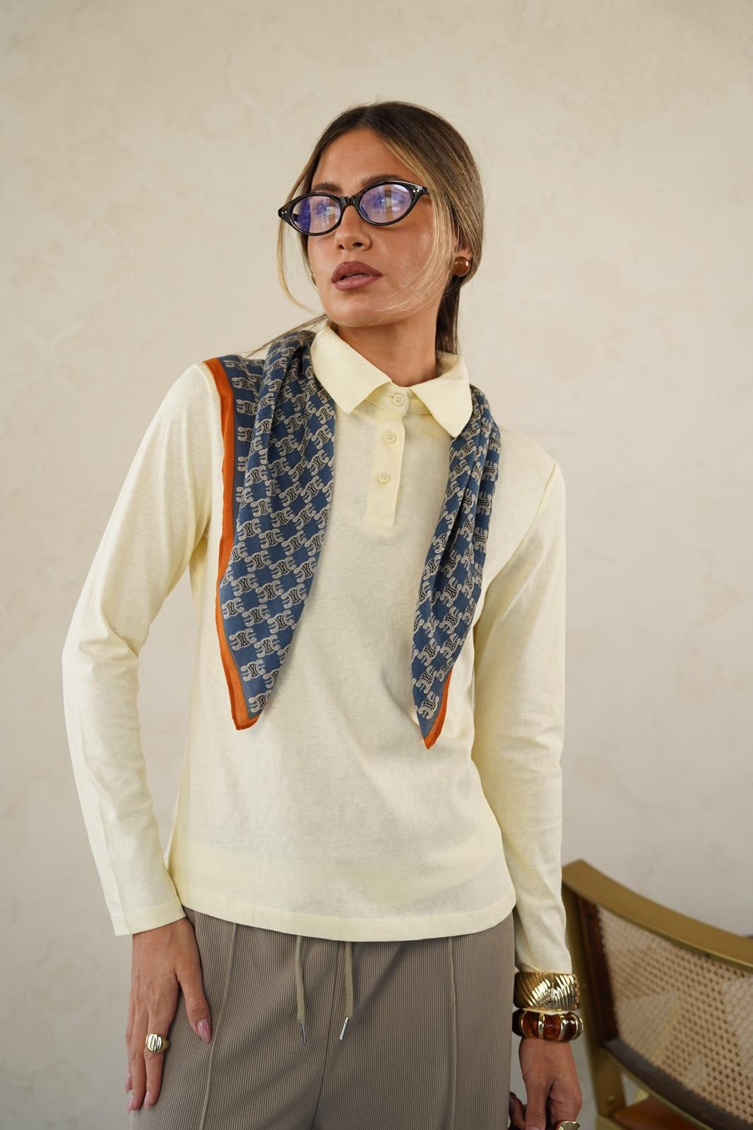 טישרט פולו לנשים - דגם מאיה בצבעים לבן, צהוב, חום וכחול נייבי