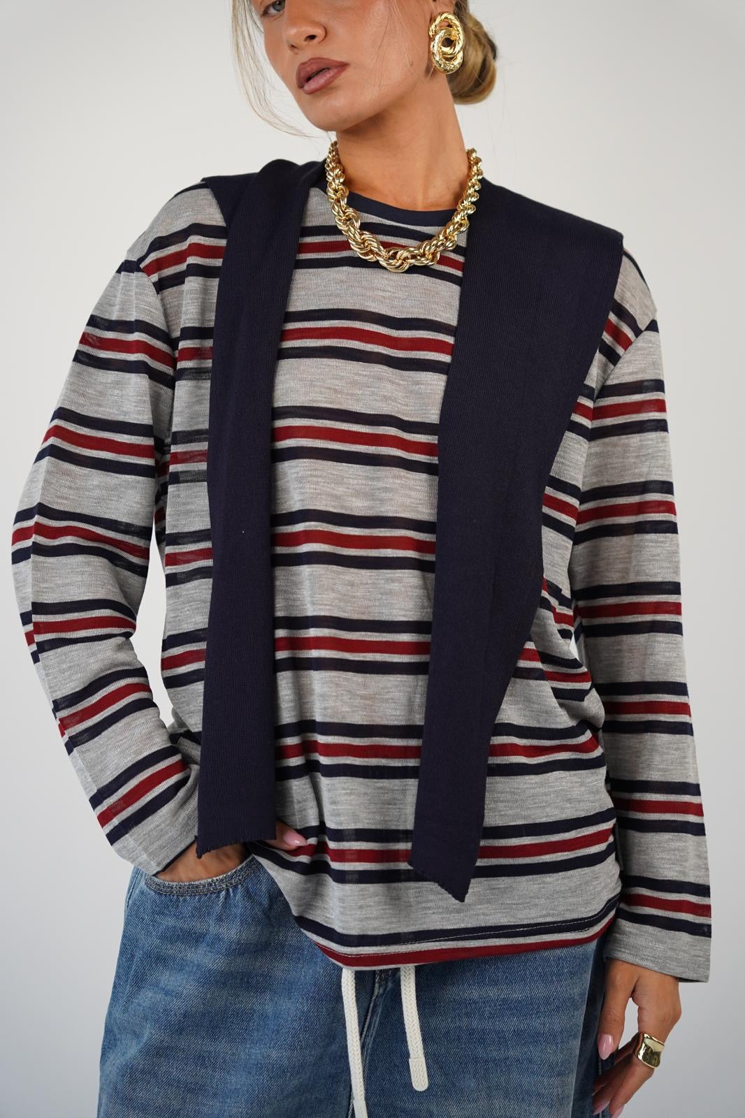 חולצת פסים לנשים - דגם טסה בצבעים לבן, אפור וכחול