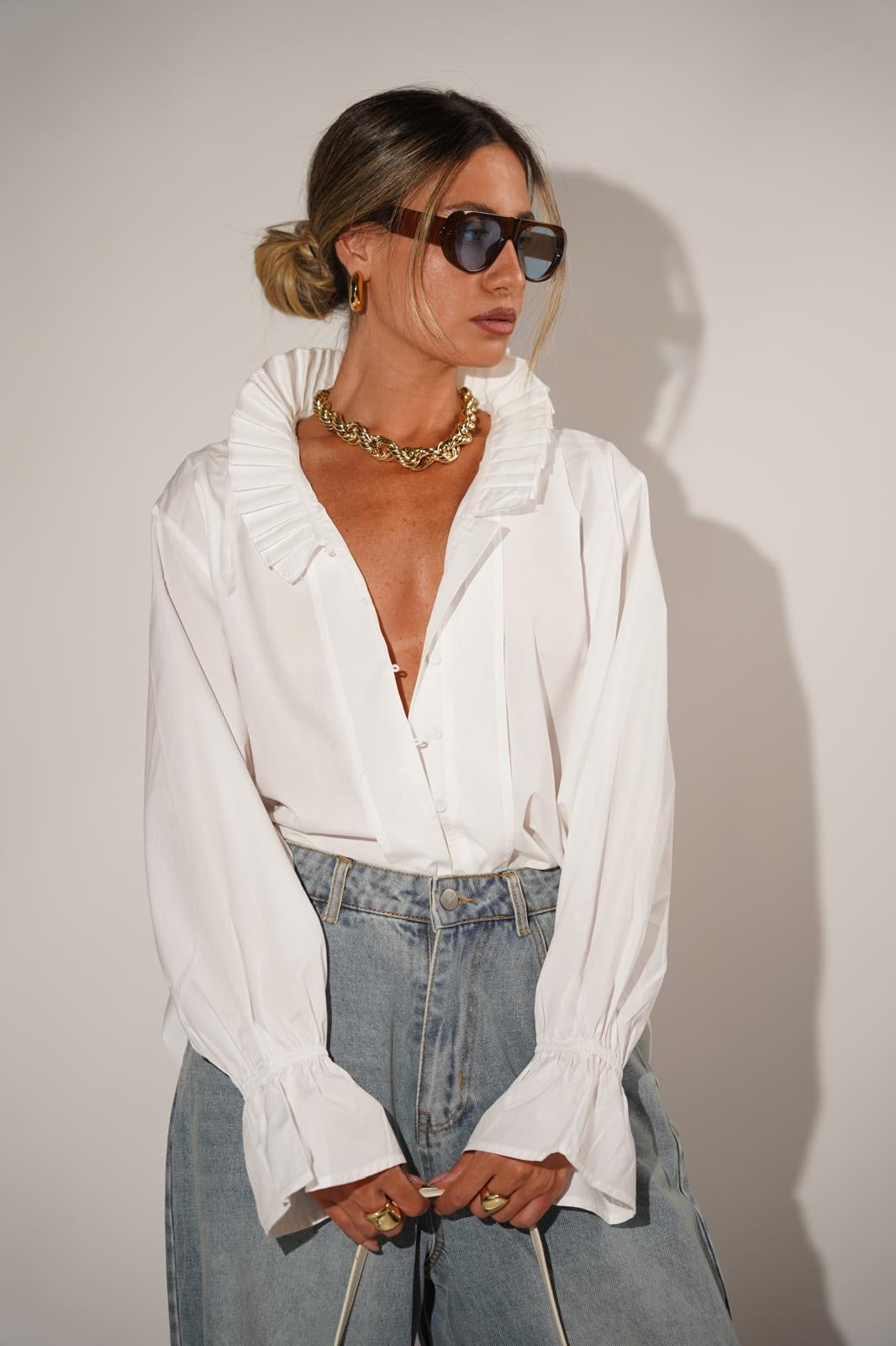 חולצה עם צווארון קפלים מיוחד לנשים - דגם אליאנה בצבע לבן