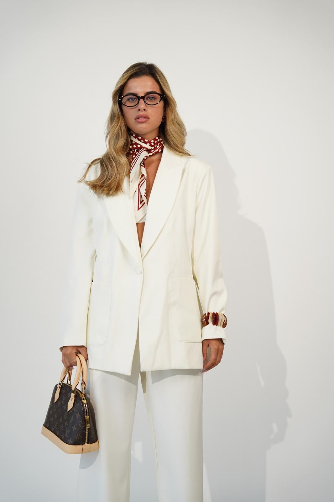 חליפה מחויטת לנשים - דגם מוניק בצבעים שחור, קפה וקרם