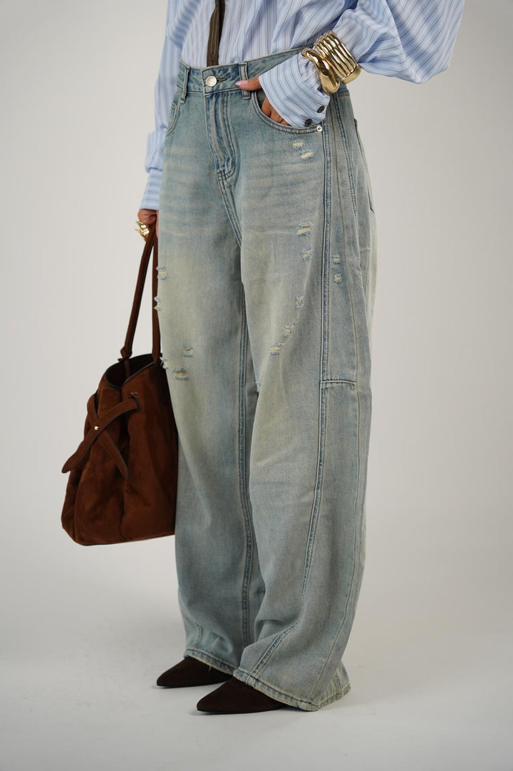 ג׳ינס משופשף עם סיומת רחבה לנשים - דגם ג׳ורדן בצבע כחול בהיר