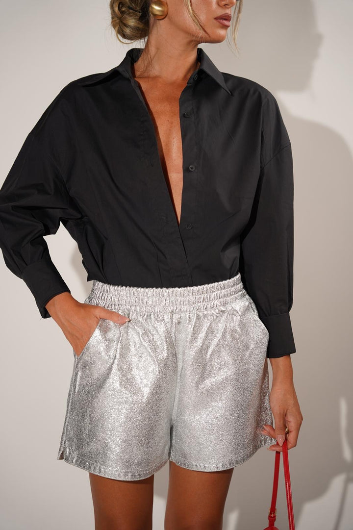 חולצה מכופתרת עם פתח בגב לנשים - דגם מילאן בצבעים שחור, לבן ותכלת