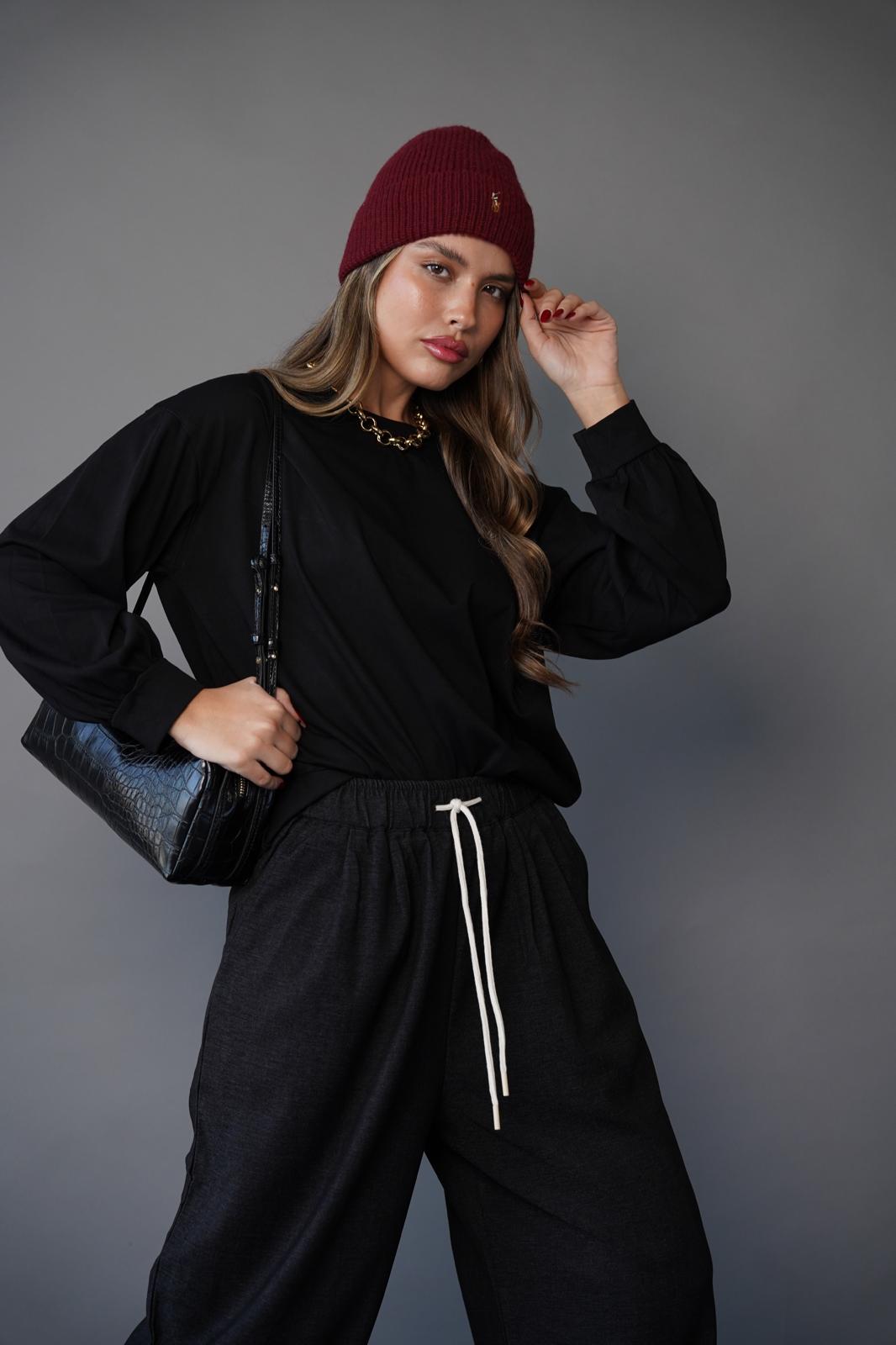 חולצה חלקה בגזרה ישרה לנשים - דגם מייסי בצבעים שחור, לבן וקפה