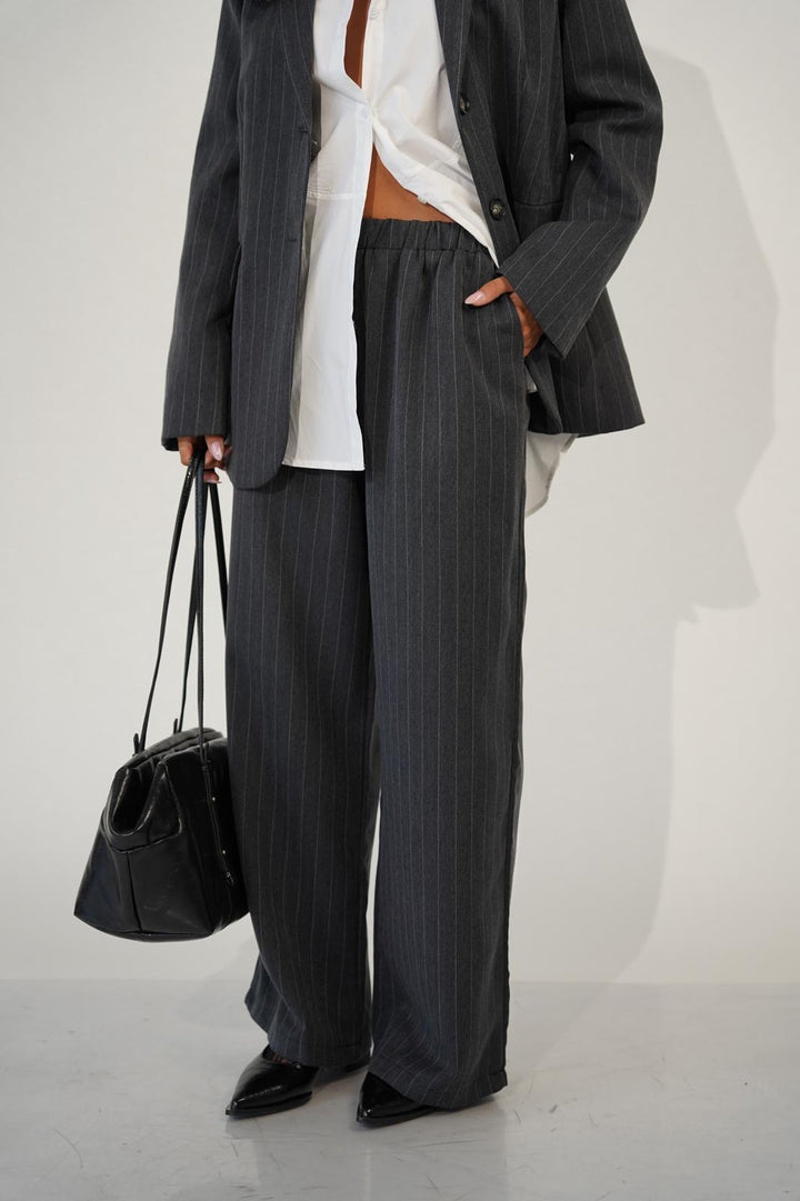 חליפת פסים מחויטת לנשים - דגם מיקה בצבעים אפור, אפור כהה ובז׳