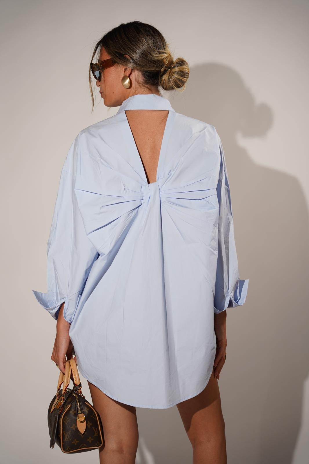 חולצה מכופתרת עם פתח בגב לנשים - דגם מילאן בצבעים שחור, לבן ותכלת