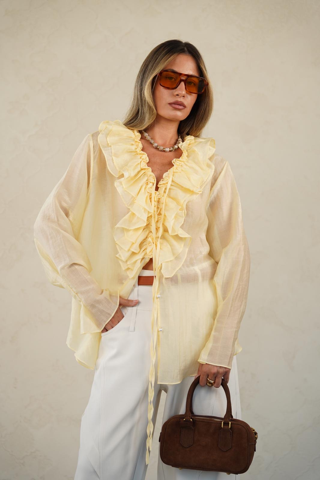 חולצה מכופתרת בגזרת אוברסייז לנשים - דגם דורין בצבעים שחור, לבן וצהוב