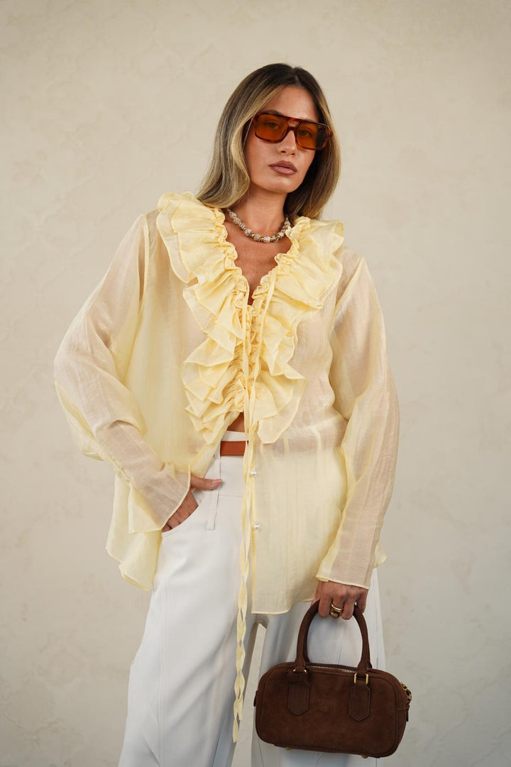 חולצה מכופתרת בגזרת אוברסייז לנשים - דגם דורין בצבעים שחור, לבן וצהוב