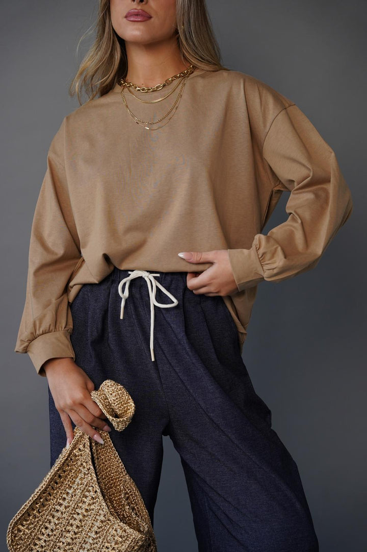 חולצה חלקה בגזרה ישרה לנשים - דגם מייסי בצבעים שחור, לבן וקפה