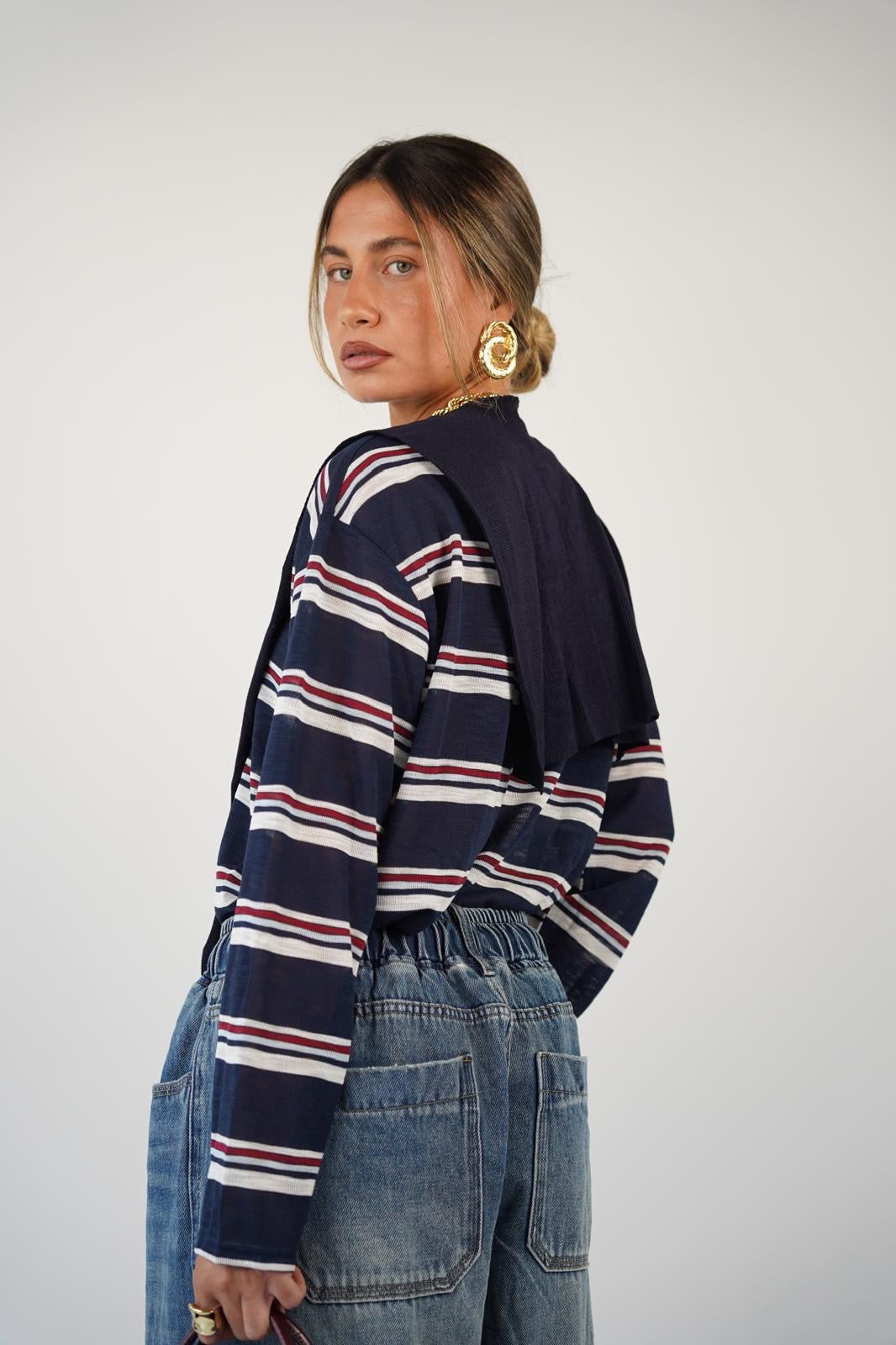 חולצת פסים לנשים - דגם טסה בצבעים לבן, אפור וכחול