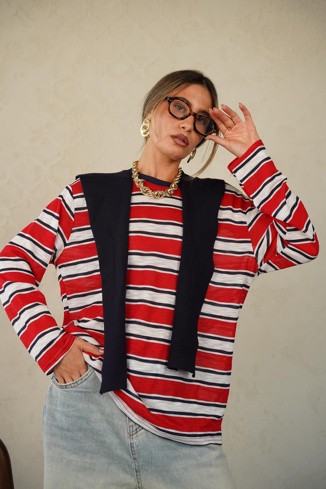 חולצת סריג דק בגזרת אוברסייז לנשים - דגם מייקל בצבעים פסים אדום ופסים כחול