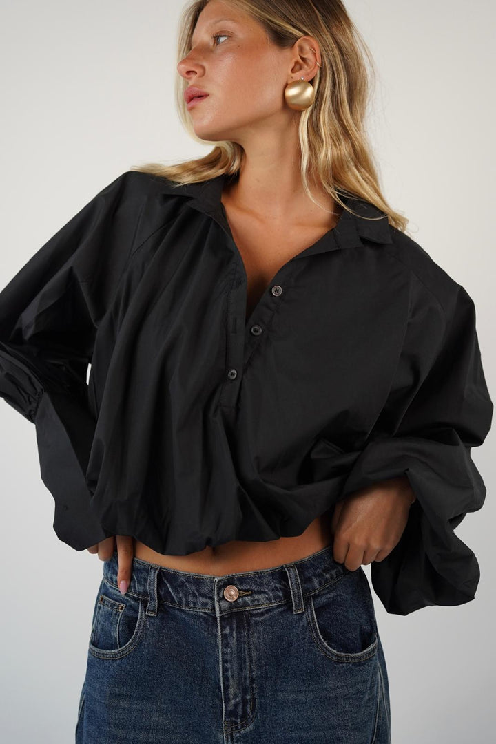 חולצה עם שרוולים תפוחים לנשים - דגם לינדה בצבעים שחור ולבן