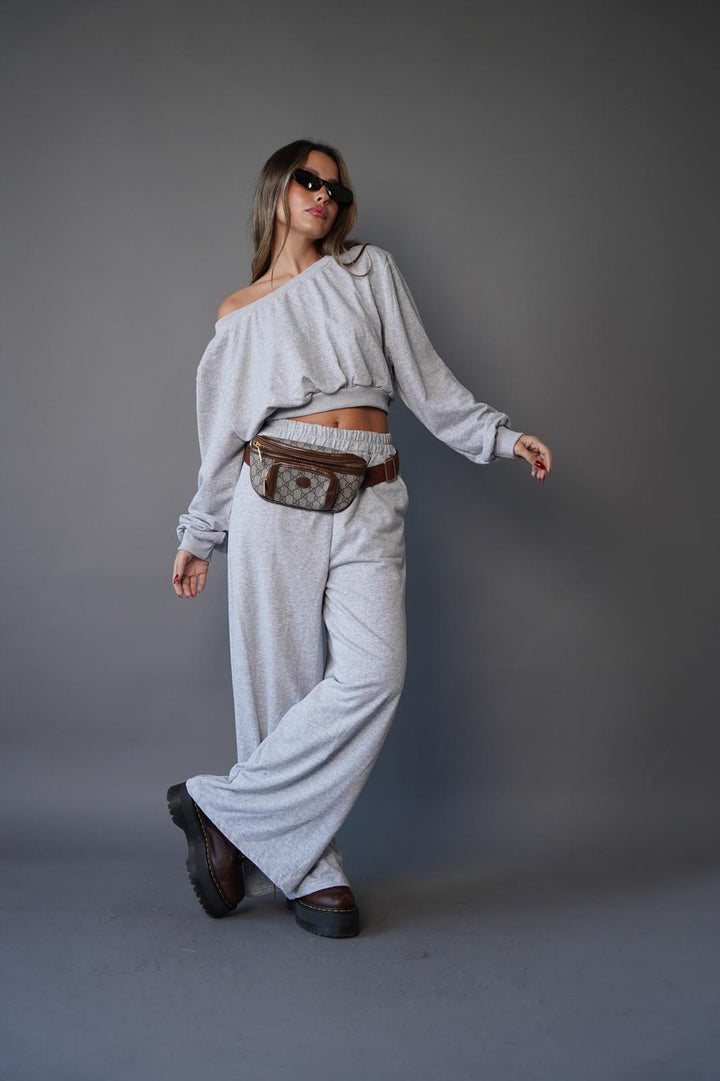 חליפת פנאי בגזרת אוברסייז לנשים - דגם לני בצבעים שחור ואפור