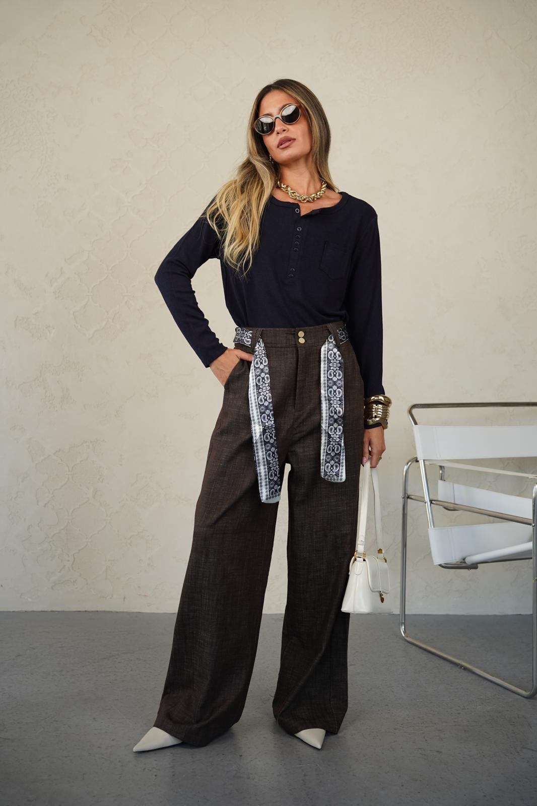 מכנס בגזרת ספורט אלגנט ישרה לנשים - דגם קוני בצבעים ג׳ינס כהה, חום ולבן