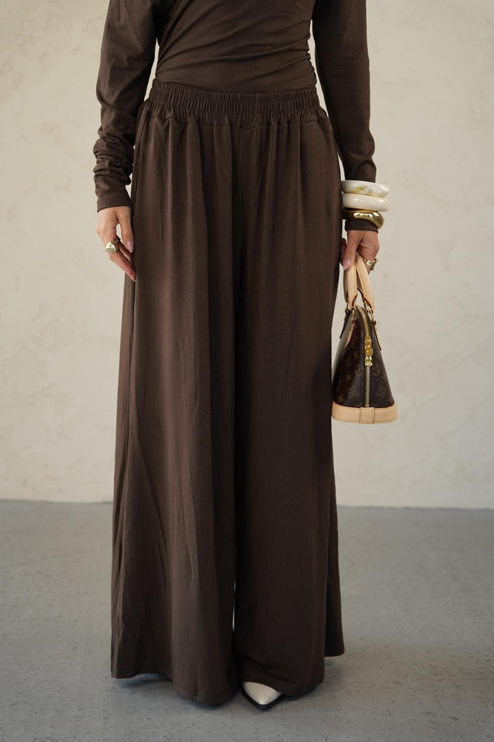 חליפה נשפכת עם גומי במותן לנשים - דגם אייבי בצבעים שחור, חום וכחול