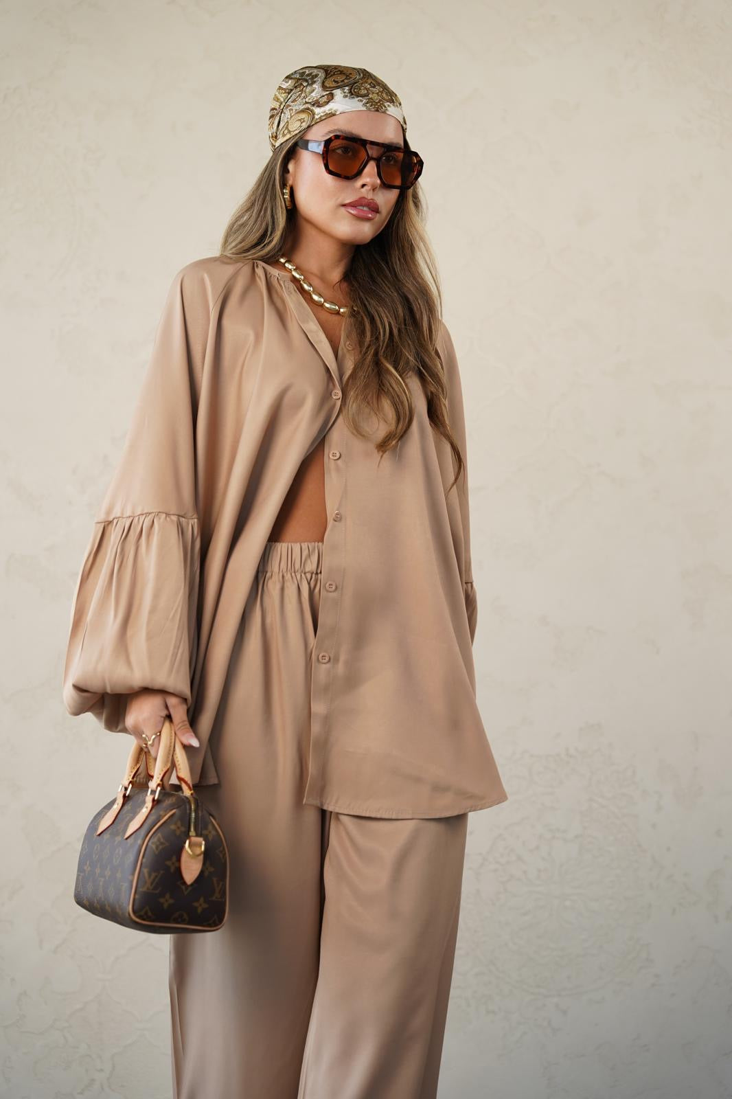 חליפה מבד עשיר לנשים - דגם אליס בצבעים לבן, שחור וקפה