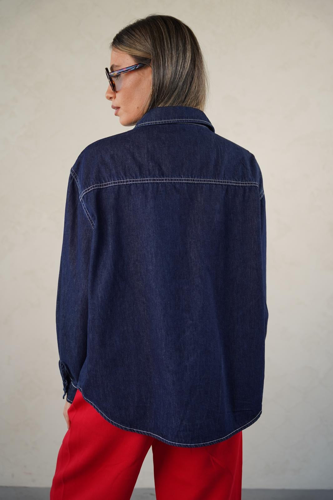 חולצת ג׳ינס מכופתרת לנשים - דגם דפני בצבעים כחול כהה וכחול בהיר