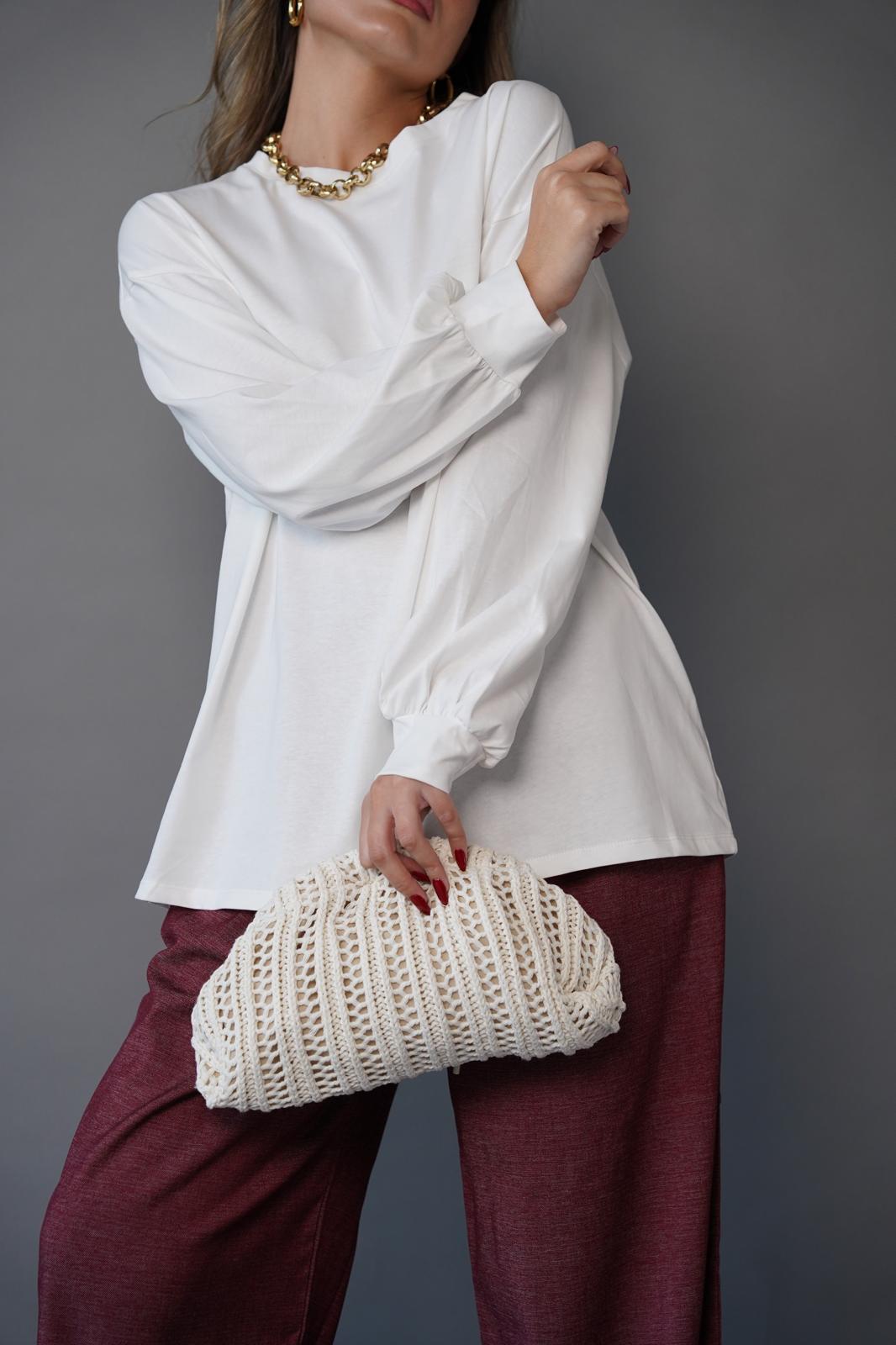 חולצה חלקה בגזרה ישרה לנשים - דגם מייסי בצבעים שחור, לבן וקפה