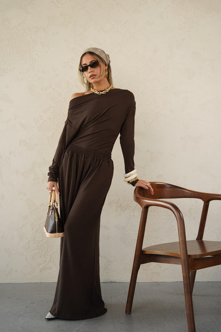 חליפה נשפכת עם גומי במותן לנשים - דגם אייבי בצבעים שחור, חום וכחול