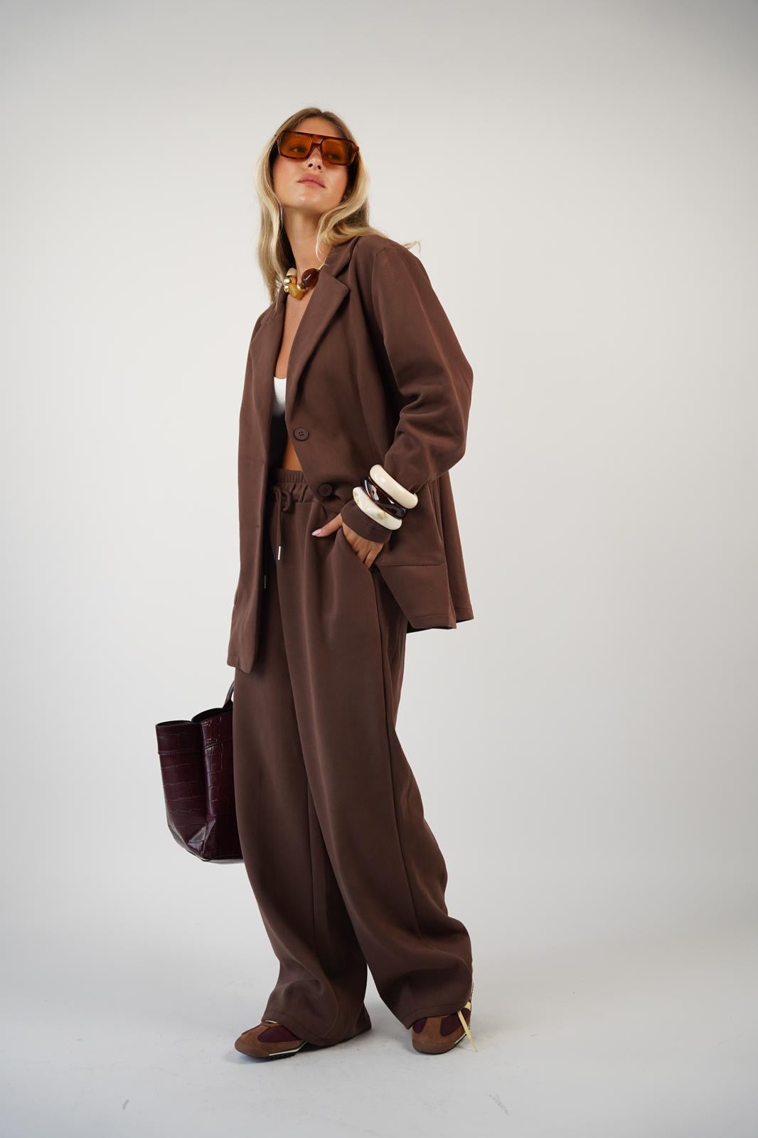 חליפת ספורט אלגנט לנשים - דגם לולה בצבעים חום, שחור וקרם