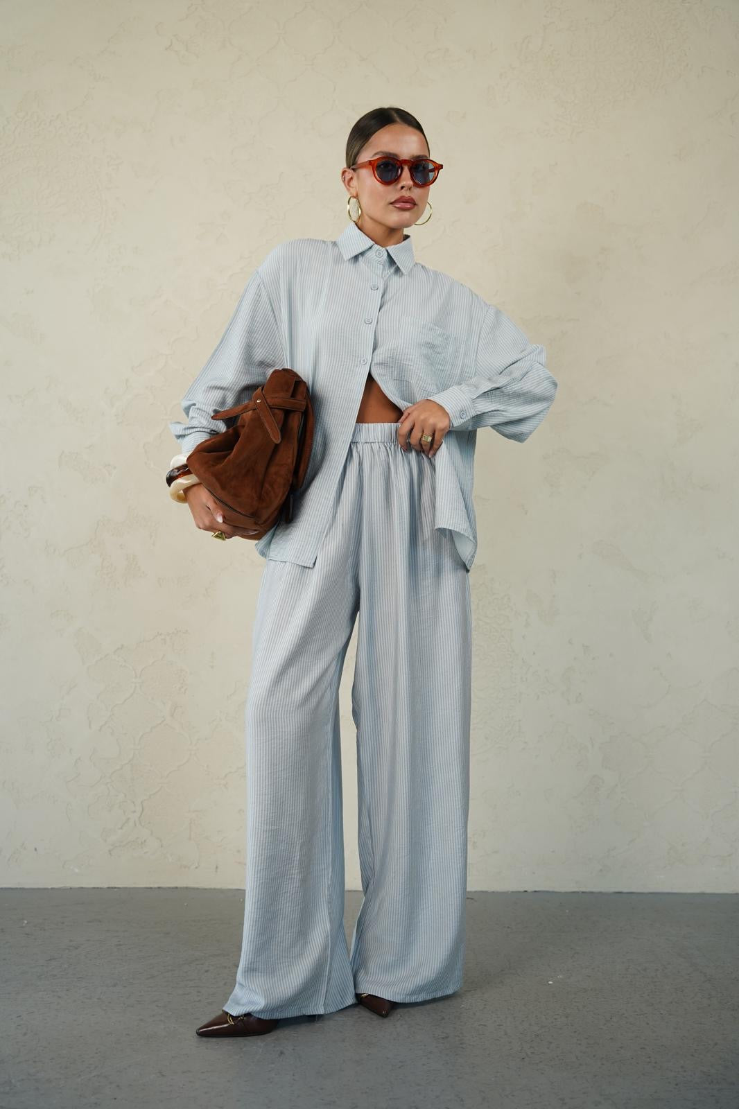 חליפת פסים נשפכת לנשים - דגם סקאי בצבעים לבן, קרם ותכלת