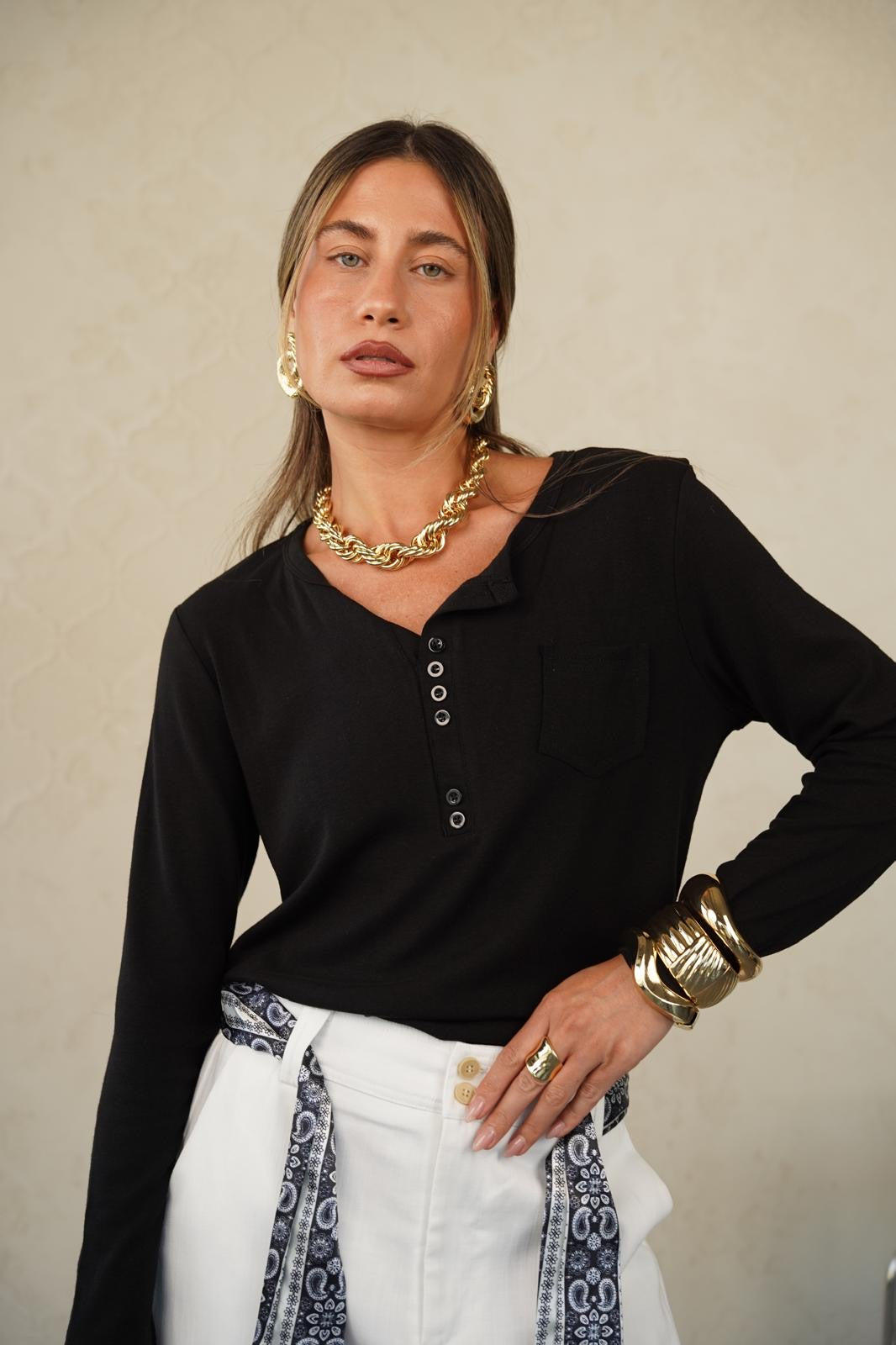 טישרט עם מפתח עגול לנשים - דגם טוי בצבעים כחול נייבי, חום, שחור ולבן