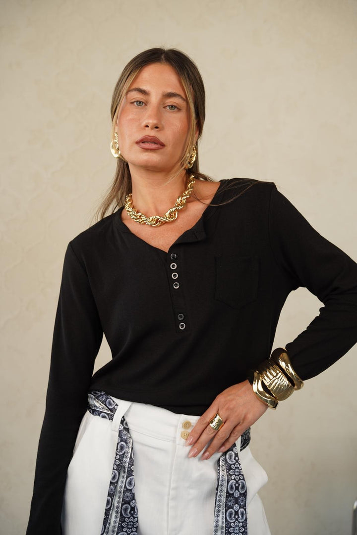 טישרט עם מפתח עגול לנשים - דגם טוי בצבעים כחול נייבי, חום, שחור ולבן