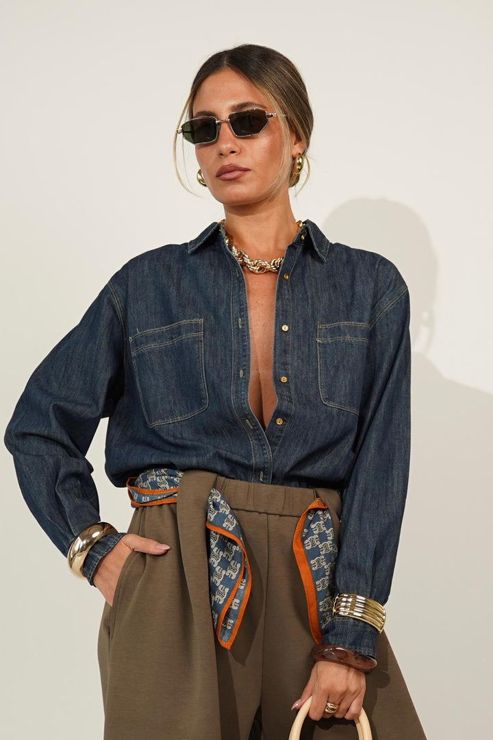 חולצת ג׳ינס מכופתרת לנשים - דגם מילה בצבעים ג׳ינס כהה וכחול ג׳ינס